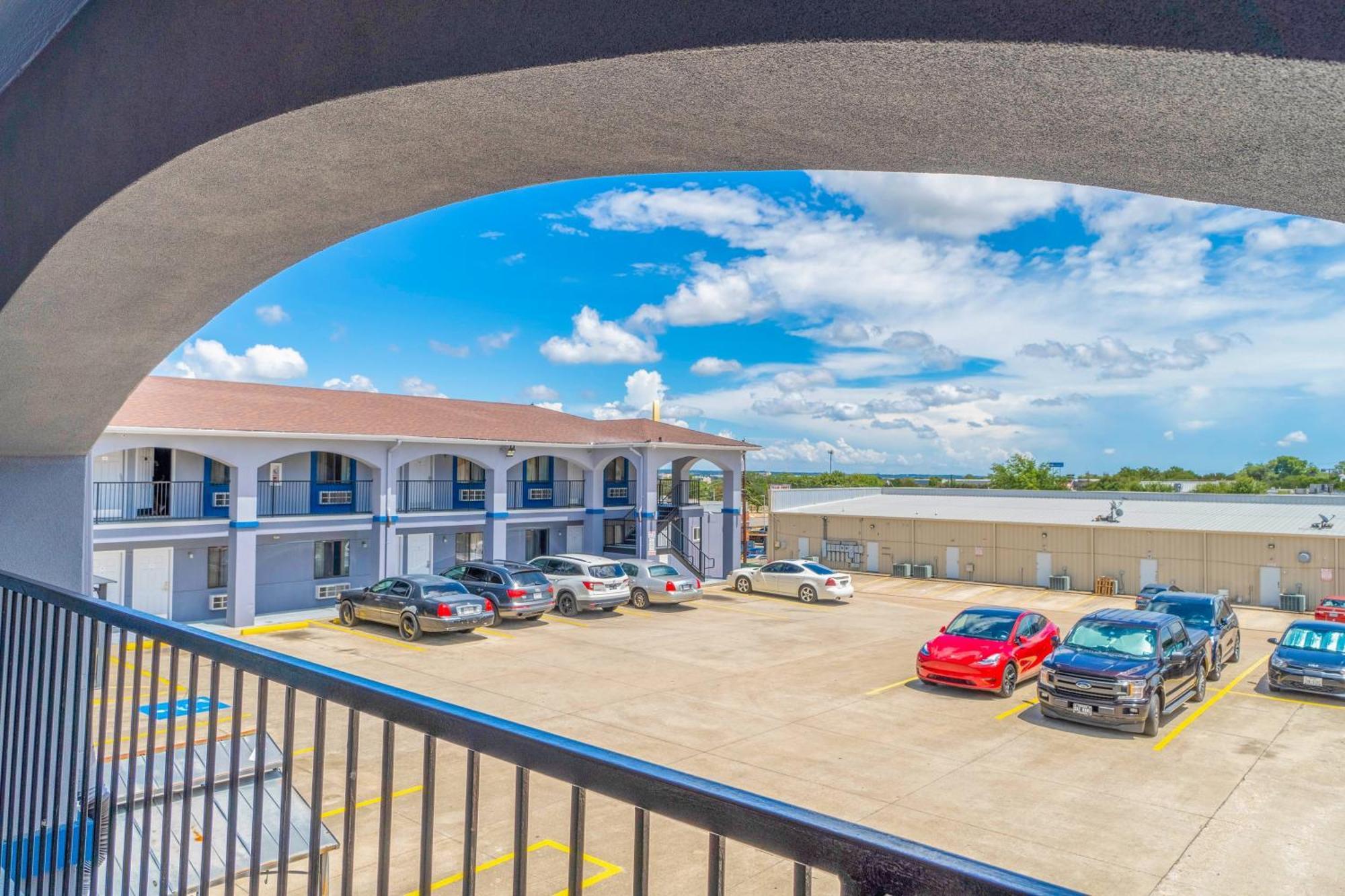 High Five Inn By Oyo Killeen Exterior foto
